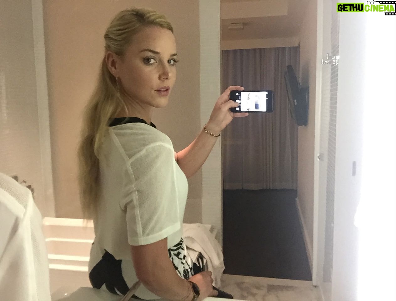 Abbie Cornish - 34.3K Likes - This is exactly how I feel. Packing to leave for work... after so long! Oh man I am so grateful. So grateful. Into the bubble I go! Peace, love and light āāØ