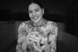 Abbie Cornish Instagram - 41 ☺️✨ Here’s a photo of me doing one of my favorite things with one of my favorite friends. 

📸 by @popeofthebowery