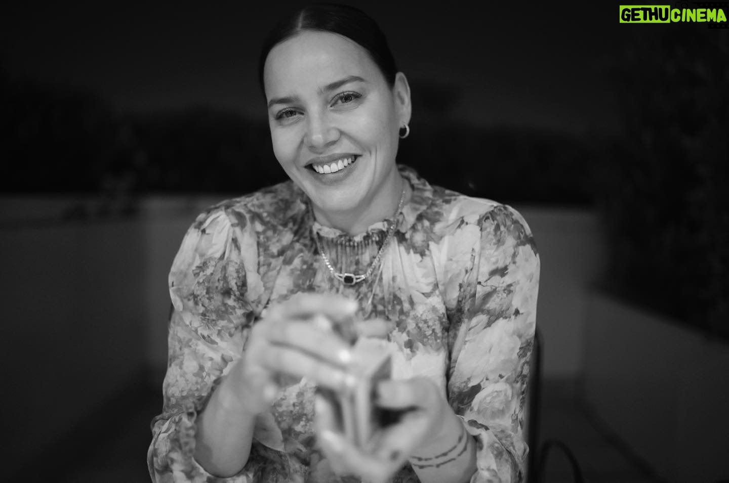 Abbie Cornish - 16.2K Likes - 41 ☺️✨ Here’s a photo of me doing one of my favorite things with one of my favorite friends.
📸 by @popeofthebowery