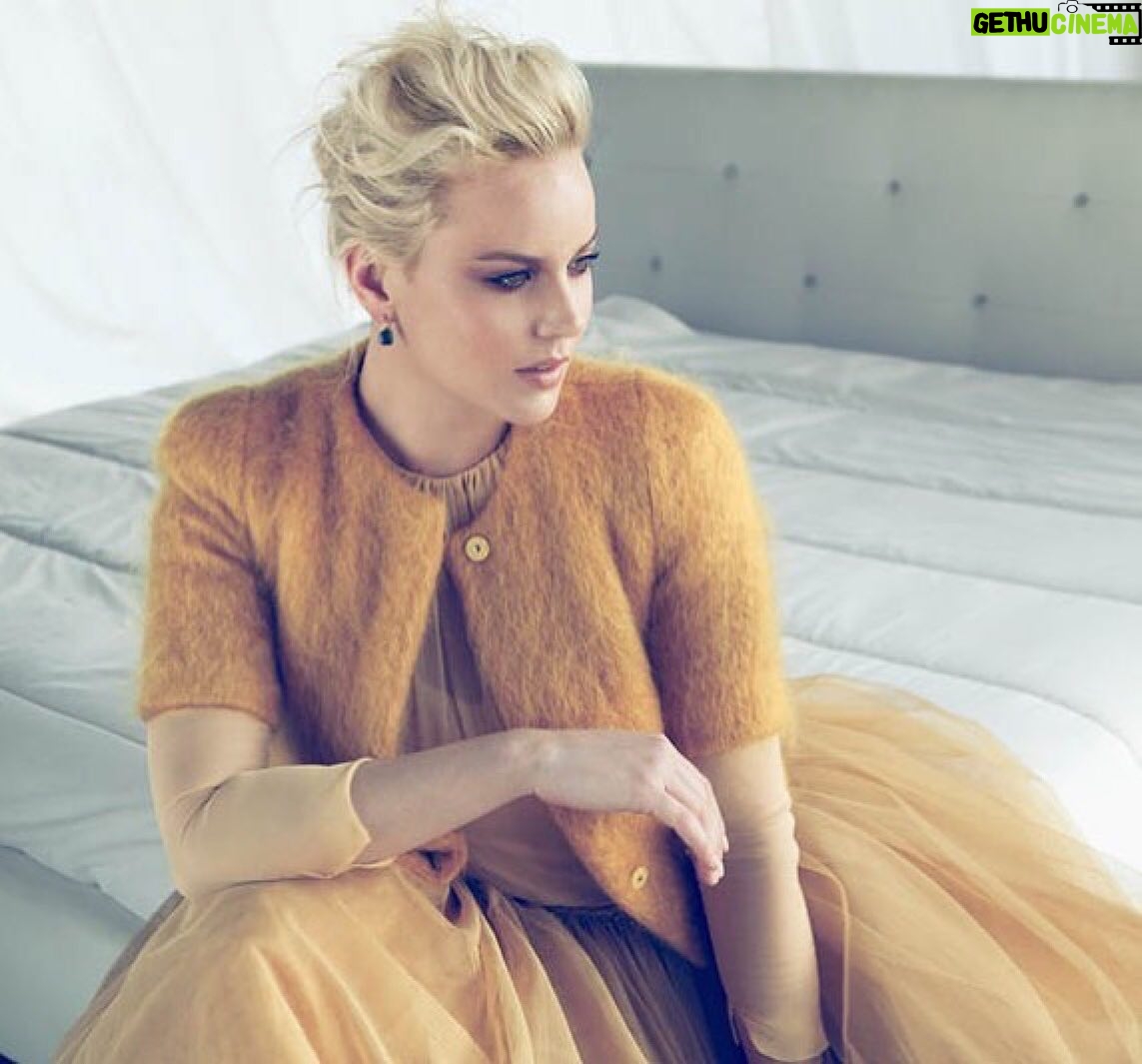 Abbie Cornish - 17.6K Likes - Sending a lot of love to you 💛