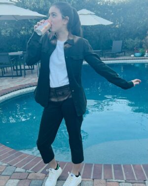 Abby Ryder Fortson Instagram - I love Waterloo @waterloosparkling ❤️ #notanad I just really like it!! 😂🤣🥰❤️
.

@margaretmovie @lionsgate 
.
.
@jordan_grossman @kendellcotta @prada
