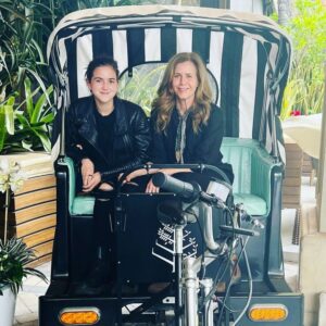 Abby Ryder Fortson Instagram - Always good times with my mom @christielynnsmith At a meeting about fun things to share soon🙂 @margaretmovie #margaret #areyoutheregoditsmemargaret