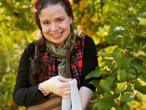 Abby Wilde Instagram - I autumned hard this year. A beautiful day of apple-picking was had yesterday with the crew at @wilkensfarm! Photos by the lovely @lisalagrande2. (Fun times include d the lovely @ inkphemeral, who CANNOT BE TAGGED.)

#latergram #autumn #applepicking  #adventures