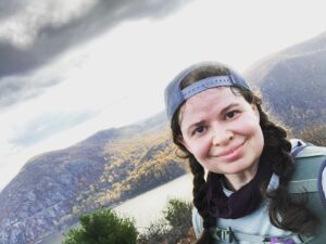 Abby Wilde Instagram - Hello from this afternoon on Bull Hill. Now if you’ll excuse me, I’m about to eat my weight in victory dumplings. 

#hudsonvalley #hiking #sosweaty #butsmugaboutit