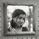 Abeneya Nethran Instagram - Can’t deny when it’s black and white! 🖤🤍 B/W or normal?? 🐣🙈❤️ 📸 @frames_by_christo_ #abeneya #fyp #instagood #instagram #traditional