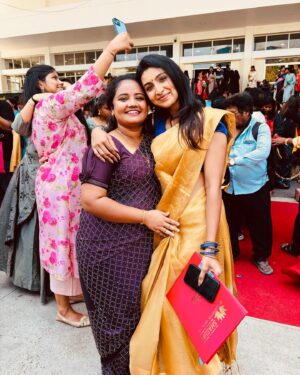 Abeneya Nethran Instagram - 05.04.2024 👩‍🎓!

With my stupids !! @kaviyashree_06 @simran_sharma.mua ❤️

And my kutty @iam.anchana who accompanied as a parent 🤭❤️

#tobeframed #memories #graduation #doneanddusted #convocation #abeneya #insta