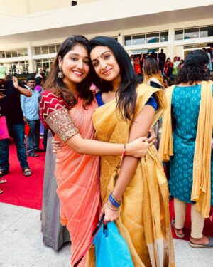 Abeneya Nethran Instagram - 05.04.2024 👩‍🎓!

With my stupids !! @kaviyashree_06 @simran_sharma.mua ❤️

And my kutty @iam.anchana who accompanied as a parent 🤭❤️

#tobeframed #memories #graduation #doneanddusted #convocation #abeneya #insta