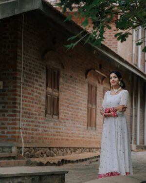 Abeneya Nethran Instagram - கண்களின் வழியே  காதலும் கனவுகளும் 🤍

Beautiful Anarkali- @radhi_frills 
Pc : @_david_photography

#abeneya #kanakaanumkaalangal #paaru #paarvathy #kkk #photooftheday