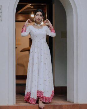 Abeneya Nethran Instagram - கண்களின் வழியே  காதலும் கனவுகளும் 🤍

Beautiful Anarkali- @radhi_frills 
Pc : @_david_photography

#abeneya #kanakaanumkaalangal #paaru #paarvathy #kkk #photooftheday