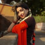 Abeneya Nethran Instagram - Can’t deny when it’s black and white! 🖤🤍 B/W or normal?? 🐣🙈❤️ 📸 @frames_by_christo_ #abeneya #fyp #instagood #instagram #traditional