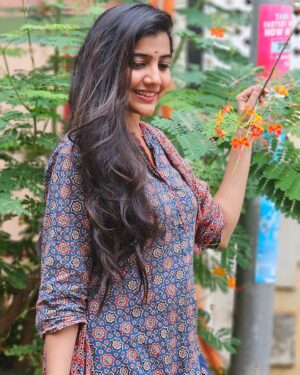 Abi Navya Instagram - Just for the song❤️❤️ beautiful kurti set from @aaryes.collection 🥰🤩 

#myhometown❤️