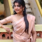 Abi Navya Instagram – சித்தம் துடிதுடிக்கும் புயல் எதிர்த்திடும் ஓா் இலை போல…❤️❤️❤️❤️

Jewel : @asfashion426