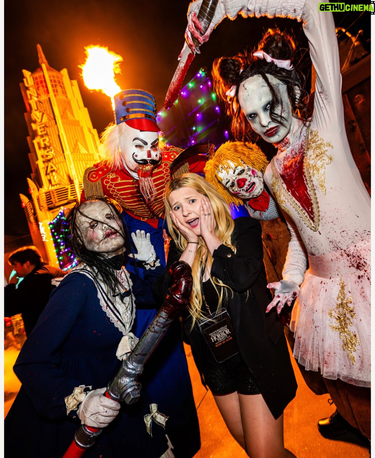Abigail Breslin - 6.2K Likes - Thank you @unistudios for treating us to a scare-tastic evening at #halloweenhorrornights !!!!!!
