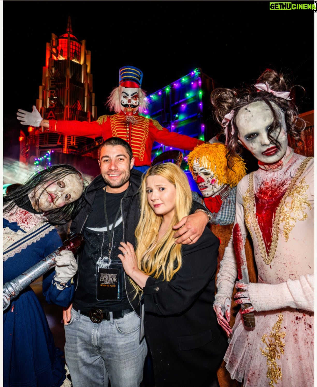 Abigail Breslin - 6.2K Likes - Thank you @unistudios for treating us to a scare-tastic evening at #halloweenhorrornights !!!!!!