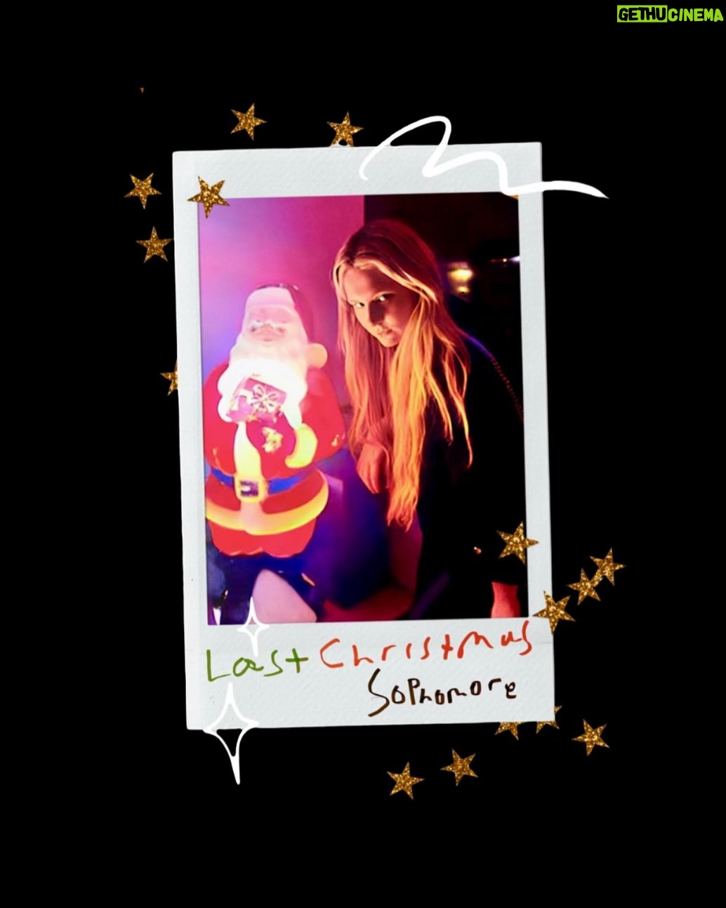 Abigail Breslin Instagram - LAST CHRISTMAS the Sophomore cover is now out on all streaming platforms!!!!!! Check it out!!!!!! Last Christmas: by WHAM! Cover by: @sophomorelovesyou Produced by: @loucamel Cover art: @misstaymusic Holiday cheer/ streams by: YOU!
