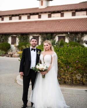 Abigail Breslin Instagram - ❤️all u need is love❤️ 

(Beware of me infiltrating ur feed with wedding photos for a few days) 

dress by: @simin_couture 
hair: styling by @hildal (extensions by @veredsalon )
makeup by: @dahliawarner 
📸: photos by: @lauriebaileyphoto