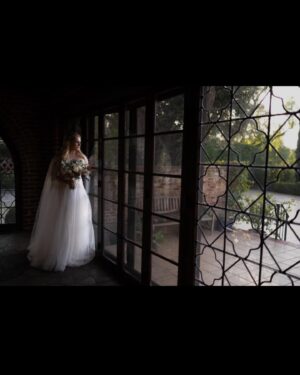 Abigail Breslin Instagram - ❤️all u need is love❤️ 

(Beware of me infiltrating ur feed with wedding photos for a few days) 

dress by: @simin_couture 
hair: styling by @hildal (extensions by @veredsalon )
makeup by: @dahliawarner 
📸: photos by: @lauriebaileyphoto