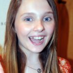 Abigail Breslin Instagram – once upon a time, a young girl named Abbie made her mother Kim drive hours outside of New York City to see the Jonas Brothers with her friend Ashley and cousin Jen. She proceeded to wear a denim mini skirt and boots as was the trend in ‘08. She also proceeded to grin like the Joker while donning her newly growing in adult teeth. 

Plot twist: this psychopathic pre teen is now engaged.