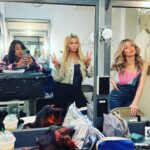 Abigail Breslin Instagram – da runaway homies
(Or at least a Few of then)
@oh_livia9 @aligallo @apple.dani

P.S Thank you to @ashleyscustomairbrushing for my perfect glow for da show!