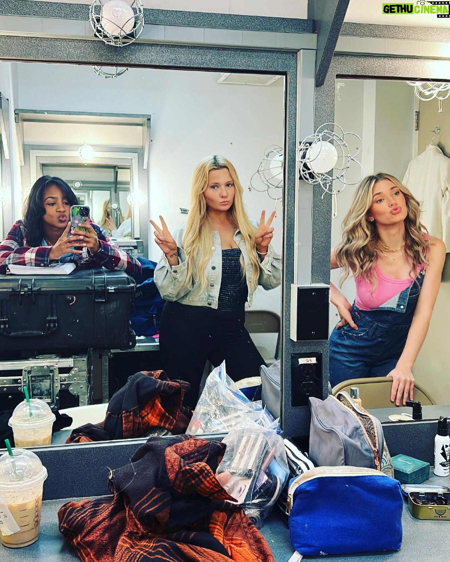 Abigail Breslin - 6.2K Likes - da runaway homies
(Or at least a Few of then)
@oh_livia9 @aligallo @apple.dani
P.S Thank you to @ashleyscustomairbrushing for my perfect glow for da show!