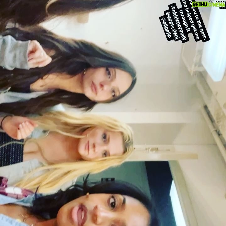 Abigail Breslin - 6.2K Likes - da runaway homies
(Or at least a Few of then)
@oh_livia9 @aligallo @apple.dani
P.S Thank you to @ashleyscustomairbrushing for my perfect glow for da show!
