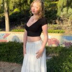 Abigail Zoe Lewis Instagram - Older” this year with @lizzymcalpine - what a magical night 🌟💚 #lizzymcalpine #theoldertour #greektheatre #concert #explore #explorepage