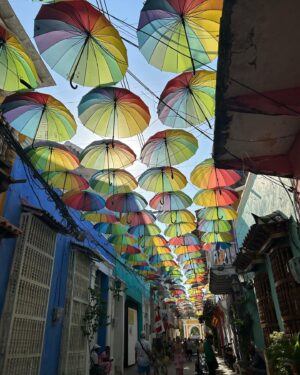 Abril di Yorio Instagram - descubrir una ciudad hermosa con mis mejores amigas, qué regalazo❤️🇨🇴