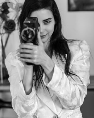 Abril Schreiber Instagram - ❣️Madrid 22 de Mayo 2024 
Ph by @juliomt 🙏🏻
Space @venkatesulu ✨
Hoy mi deseo para ti es que nadie te corte las alas… ni tu. ❣️ 

#portrait #blancoynegro #actorslife #wednesday #humpday