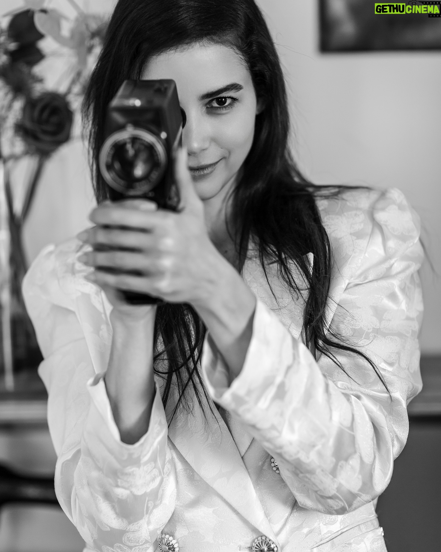 Abril Schreiber - 3 Likes - ❣️Madrid 22 de Mayo 2024
Ph by @juliomt 🙏🏻
Space @venkatesulu ✨
Hoy mi deseo para ti es que nadie te corte las alas… ni tu. ❣️
#portrait #blancoynegro #actorslife #wednesday #humpday