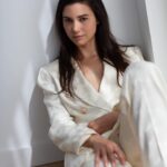 Abril Schreiber Instagram - ⛓️‍💥“Soy un alma desnuda en estos versos, Alma desnuda que angustiada y sola Va dejando sus pétalos dispersos. Alma que puede ser una amapola, Que puede ser un lirio, una violeta, Un peñasco, una selva y una ola.” ‘Alma desnuda’ de Alfonsina Storni (1892-1938) 🦋 Fotos maravillosas de @juliomt En el espacio mágico de @venkatesulu Traje de @cristinabarros_cb es MAYO en #MADRID #tbt 🍿