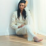 Abril Schreiber Instagram - ⛓️‍💥“Soy un alma desnuda en estos versos, Alma desnuda que angustiada y sola Va dejando sus pétalos dispersos. Alma que puede ser una amapola, Que puede ser un lirio, una violeta, Un peñasco, una selva y una ola.” ‘Alma desnuda’ de Alfonsina Storni (1892-1938) 🦋 Fotos maravillosas de @juliomt En el espacio mágico de @venkatesulu Traje de @cristinabarros_cb es MAYO en #MADRID #tbt 🍿