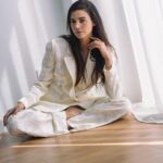 Abril Schreiber Instagram - ⛓️‍💥“Soy un alma desnuda en estos versos, Alma desnuda que angustiada y sola Va dejando sus pétalos dispersos. Alma que puede ser una amapola, Que puede ser un lirio, una violeta, Un peñasco, una selva y una ola.” ‘Alma desnuda’ de Alfonsina Storni (1892-1938) 🦋 Fotos maravillosas de @juliomt En el espacio mágico de @venkatesulu Traje de @cristinabarros_cb es MAYO en #MADRID #tbt 🍿