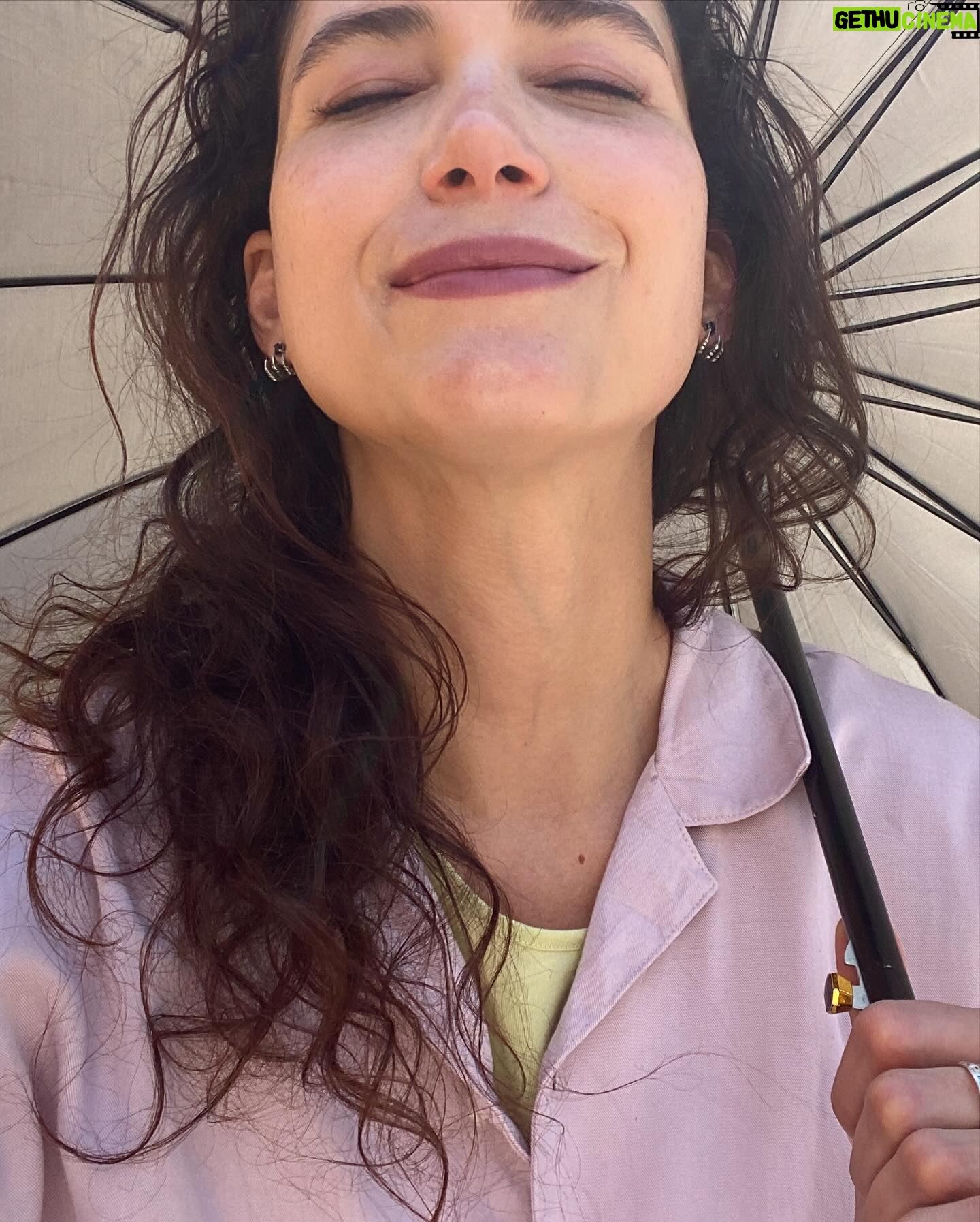 Abril Schreiber - 3 Likes - Adiós Marzo, Me dejas Mas fuerte. Marzo con “M” de mmm ❣️
1.- maquillaje cortesía de las manos mágicas de @franckcaillouetmakeup
2.- un café que debió ser solo para mi.
3.- @sabinalagata curándome el estómago y el corazón.
4.- feliz de compartir mi sonrisa y punto.
5.- celebrando baby steps @elgatoamarillo
6.- el amor después del amor… siempre va a parecerse a este rayo de sol… @fitopaezmusica
7.- “el que se viste de amarillo…” @kwavestuario
8.- la luna llena que muestra todo como es, el eclipse que anuncia finales.
9.- meeting a la sobri perruna nueva @ale24d
10.- my favs 💜 despertar de primavera.
#thankyouNext #photodump #Byebye #sunday #happyeaster 🐰