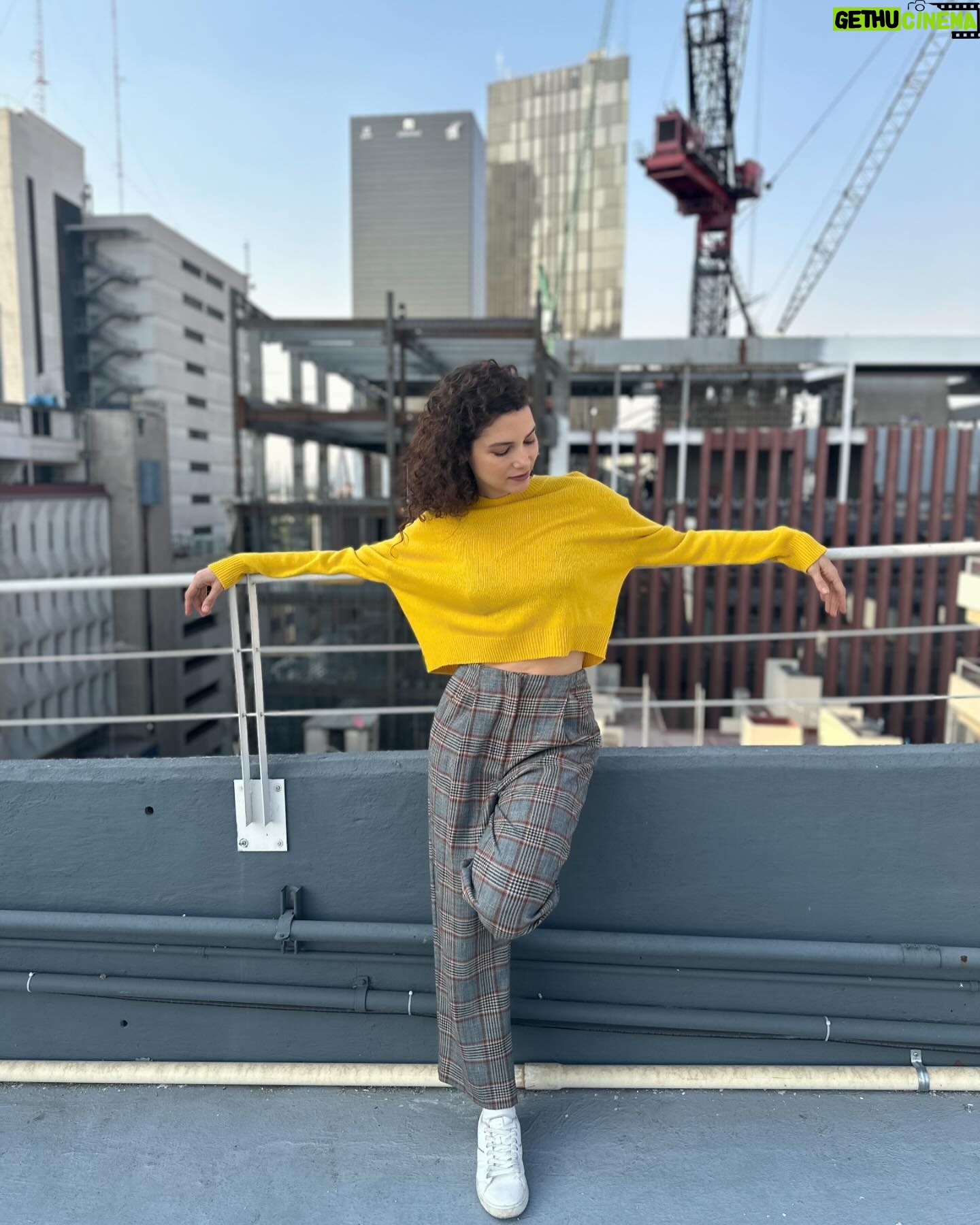 Abril Schreiber - 3 Likes - Adiós Marzo, Me dejas Mas fuerte. Marzo con “M” de mmm ❣️
1.- maquillaje cortesía de las manos mágicas de @franckcaillouetmakeup
2.- un café que debió ser solo para mi.
3.- @sabinalagata curándome el estómago y el corazón.
4.- feliz de compartir mi sonrisa y punto.
5.- celebrando baby steps @elgatoamarillo
6.- el amor después del amor… siempre va a parecerse a este rayo de sol… @fitopaezmusica
7.- “el que se viste de amarillo…” @kwavestuario
8.- la luna llena que muestra todo como es, el eclipse que anuncia finales.
9.- meeting a la sobri perruna nueva @ale24d
10.- my favs 💜 despertar de primavera.
#thankyouNext #photodump #Byebye #sunday #happyeaster 🐰