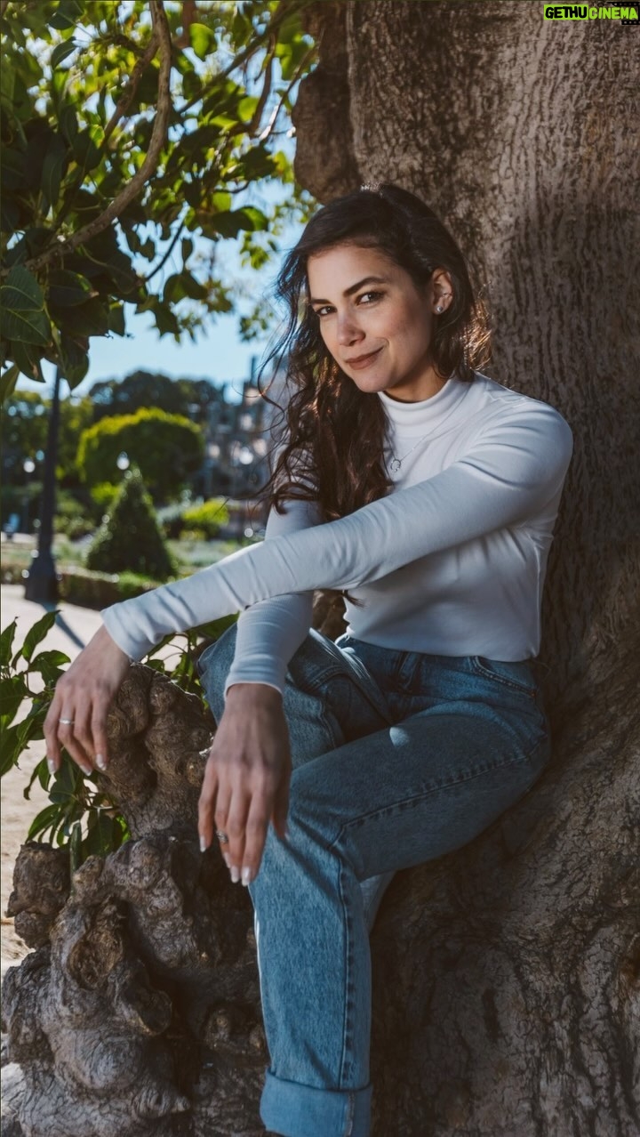 Abril Schreiber - 3 Likes - ✨ #tbt de #Barcelona con mi canción favorita de @fitopaezmusica en la versión de #eadda9223 ft @nathypeluso #LaVeronica ❣️
“Todas las vidas cayeron al mar
Y es tan suave verlas
Todas las vidas cayeron al mar
Y se van, y se van, y se van
Ella quiso hacerlo tan feliz
Él quiso un amor y no una actriz
Ella quiso hacerlo tan feliz
Él y su coraza de marfil
Diseñada a resistir los encantos del jazmín
Yo no sé por qué eligió su dulce piel
Fue quizá que la vio tan sola
Yo no sé ni por qué eligió aquella mujer
No hizo más que volverse loca…”
📸Ph @nadvagu 🫶🏻