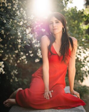 Abril Schreiber Instagram - Un rayo de luz primaveral y la sonrisa de @abrilschreiber y la foto ya está hecha. No se necesita más. 

#actress #model #portrait #springtime #portraitphotography #actriz