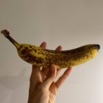 Abril Schreiber Instagram - #sundayfunday 🍌🍞🍯 Me pidieron la receta y aquí la tienen: #BananaBread Ingredientes: * 4 1/2 🍌 bananas bien maduras * Cucharada y media de mantequilla derretida 🧈 * Una Cucharada sopera de miel 🍯 * 3 huevos 🥚🥚🥚 * Una taza de harina de avena o avena molida 🌾 * 1pizca polvo de hornear o bicarbonato * Un chorrito de vainilla y una pizca de canela y sal 🧂 * Chips de chocolate y alguna nuez que te guste 🌰🍫🫐 Preparación: Primero agregas los ingredientes húmedos: las bananas machacaditas 🍌, luego la mantequilla derretida 🧈, la miel 🍯 y los 3 huevos 🥚, cuándo este homogéneo agregas la harina🌾 el polvo de hornear, sal, canela y la vainilla. Luego las nueces con arándanos. En un molde previamente enharinado o enmantequillado o si bien tienes un molde de silicona, viertes la mitad de la mezcla, agregas los chips de chocolate y completas con el resto de la mezcla… en el tope mas chips, nueces y arándanos. 🌰🍫🫐 Este delicia va al horno a unos 180 grados por 45 min (a veces un poquito mas de tiempo) y para saber si está listo introduces un cuchillo si sale húmedo, le falta un poquitito (la cosa es que salga seco y ya está) #BananaBread #easycookingathome #easycooking #Cocinaparatodos #SiYoPuedotuPuedes 🤤Espero que pruebes la receta y me cuentes como te va 🫶🏻 Feliz Dormingo 🤍