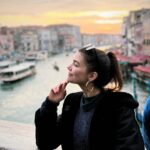 Abril Schreiber Instagram - 🩵 Venezia… fue como una honey moon conmigo. Si bien es un lugar para ir en “pareja” llevé a la persona que mas amo y la disfruté al 100. 🫶🏻🥹 #SelfLove amo viajar con amigos y en pareja pero… viajar sola es algo que he disfrutado y sigo disfrutando. Te lo recomiendo 🫶🏻🚣 #Venezia #Venecia #viajarsola
