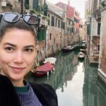 Abril Schreiber Instagram - 🩵 Venezia… fue como una honey moon conmigo. Si bien es un lugar para ir en “pareja” llevé a la persona que mas amo y la disfruté al 100. 🫶🏻🥹 #SelfLove amo viajar con amigos y en pareja pero… viajar sola es algo que he disfrutado y sigo disfrutando. Te lo recomiendo 🫶🏻🚣 #Venezia #Venecia #viajarsola