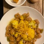 Abril Schreiber Instagram - 🍁Dos días de otoño en #Bologna que tiene muchas cosas maravillosas... como por ejemplo: COMIDA DELICIOSA y gente de todos lados del mundo mágica, @janessashaemezzo es una de ellas, además es de las que baila cuando come algo que le gusta (👯‍♀️como yo), es una nerd del vino🍷 y canta como los dioses🎤Gracias infinitas GRAZIE #foodie #culinarytourism #pizza #pasta #gnocchi #gelato #Italy #traveler 🦦