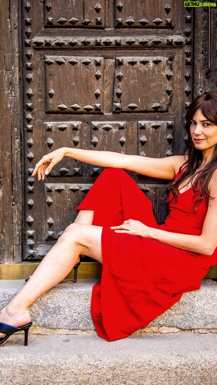 Abril Schreiber - 3 Likes - De cuando fui ella 💃🏻 #TBT
By @miguelalegrefoto 📸 en las calles de #Madrid #ElVestidoRojo #España #actress #actrizlatina