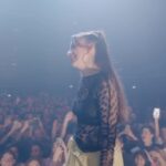Adèle Castillon Instagram - “Plaisir Risque Dépendance” est sorti la semaine dernière, merci à tous pour vos retours… je ne m’attendais pas à un tel accueil et j’étais super émue de vous voir déjà chanter et vous approprier ces 14 nouvelles chansons… Je garderai un souvenir incroyable de cette soirée passée avec vous, Je reviens vite vers vous pour vous annoncer la suite de l’aventure PRD, En attendant je dis à demain à mes collègues nantais, j’espère que vous êtes prêts 🏄🏻‍♀️❤️