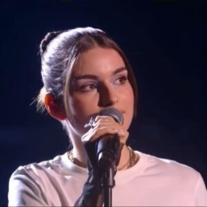 Adèle Castillon Instagram - Il y a un mois et demi j’apprenais la magnifique nouvelle que j’étais nommée aux Victoires de la musique aux côtés d’artistes que j’admire énormément, Pour l’occasion j’ai souhaité ré-arrangé mon morceau “C’est drôle” avec un orchestre. J’étais évidemment stressée, terrorisée et extrêmement émue de me retrouver à La Seine Musicale 🎑 Merci à tous pour vos beaux retours ! Je n’ai jamais perçu quelconque récompense ou nomination comme une fin en soi mais savoir que mon premier album a su prendre une place aussi importante aux yeux de l’industrie et du public me réchauffe le cœur et me remplit de courage et de force pour la suite de l’aventure ❤️ Le meilleur est à venir, merci pour ce début d’année complètement fou !!