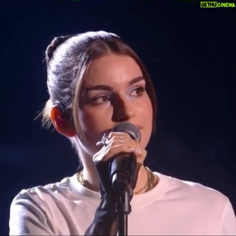 Adèle Castillon - 27.4K Likes - Il y a un mois et demi j’apprenais la magnifique nouvelle que j’étais nommée aux Victoires de la musique aux côtés d’artistes que j’admire énormément,
Pour l’occasion j’ai souhaité ré-arrangé mon morceau “C’est drôle” avec un orchestre.
J’étais évidemment stressée, terrorisée et extrêmement émue de me retrouver à La Seine Musicale 🎑
Merci à tous pour vos beaux retours ! Je n’ai jamais perçu quelconque récompense ou nomination comme une fin en soi mais savoir que mon premier album a su prendre une place aussi importante aux yeux de l’industrie et du public me réchauffe le cœur et me remplit de courage et de force pour la suite de l’aventure ❤️
Le meilleur est à venir, merci pour ce début d’année complètement fou !!