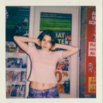 Adèle Castillon Instagram - Merci pour l’accueil chaleureux que vous faites à ce nouvel extrait de mon album, Entre ça, la sortie de mon premier album qui arrive à grands pas, mes deux premières dates bientôt sold out et Napoléon qui place « Amour Plastique » en #5 Shazam Monde et dans la story d’Hailey Bieber, la vie est folle !!! Merci de me suivre dans cette nouvelle aventure 🫶🏻 Le lien de pré-commande de l’album est dans ma bio 🫢 📷 @theolefoll