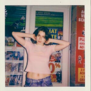 Adèle Castillon Instagram - Merci pour l’accueil chaleureux que vous faites à ce nouvel extrait de mon album, 
Entre ça, la sortie de mon premier album qui arrive à grands pas, mes deux premières dates bientôt sold out et Napoléon qui place « Amour Plastique » en #5 Shazam Monde et dans la story d’Hailey Bieber, la vie est folle !!! 

Merci de me suivre dans cette nouvelle aventure 🫶🏻 
 
Le lien de pré-commande de l’album est dans ma bio 🫢

 📷 @theolefoll