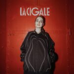 Adèle Castillon Instagram - La Cigale vous avez fait vibré la petite fille qui était en moi. Vous étiez 1400 à la porter et à lui dire qu’elle était au bon endroit ! Vous avez levez vos papiers et j’ai compris. Merci à tous ceux qui ont rendu cela possible. Pour certains, cela fait déjà bien longtemps que vous marchez à mes côtés. J’ai commencé sur YouTube à 13 ans et j’ai chanté mes premières chansons à 16 ans. Aujourd’hui je me sens grandir et prendre la bonne direction avec vous, j’en suis tellement heureuse. Merci à ceux que j’ai croisé sur la route de cette première tournée. Tous ceux qui ont chanté et fait résonner ces chansons avec moi. Je n’oublierai jamais vos visages et vos voix. Merci d’avoir été là dans cette étape si importante de ma vie, ce saut dans le vide vers une carrière solitaire et indépendante. Merci pour tout. Vous êtes mon plaisir, mon risque et ma dépendance. La route va être belle et longue je l’espère, ce n’est que le début et c’est déjà grandiose ❤️ La suite arrive plus vite que vous ne le pensez, vous êtes pas prêt !!! 🤐🤐🤐