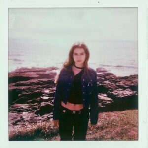 Adèle Castillon Instagram - Merci pour l’accueil chaleureux que vous faites à ce nouvel extrait de mon album, 
Entre ça, la sortie de mon premier album qui arrive à grands pas, mes deux premières dates bientôt sold out et Napoléon qui place « Amour Plastique » en #5 Shazam Monde et dans la story d’Hailey Bieber, la vie est folle !!! 

Merci de me suivre dans cette nouvelle aventure 🫶🏻 
 
Le lien de pré-commande de l’album est dans ma bio 🫢

 📷 @theolefoll
