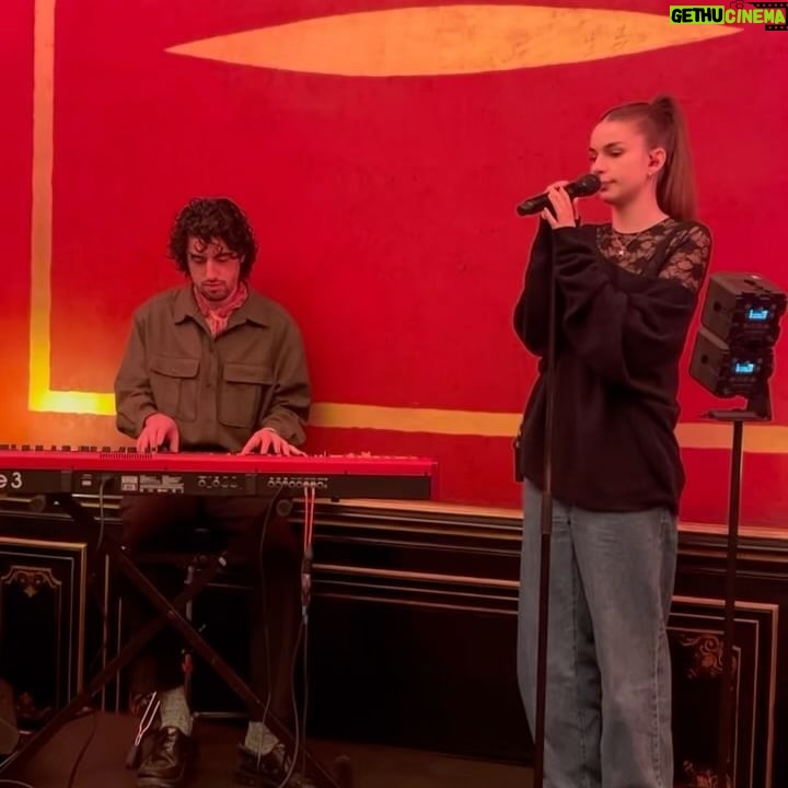 Adèle Castillon - 25.9K Likes - hace frioooooo