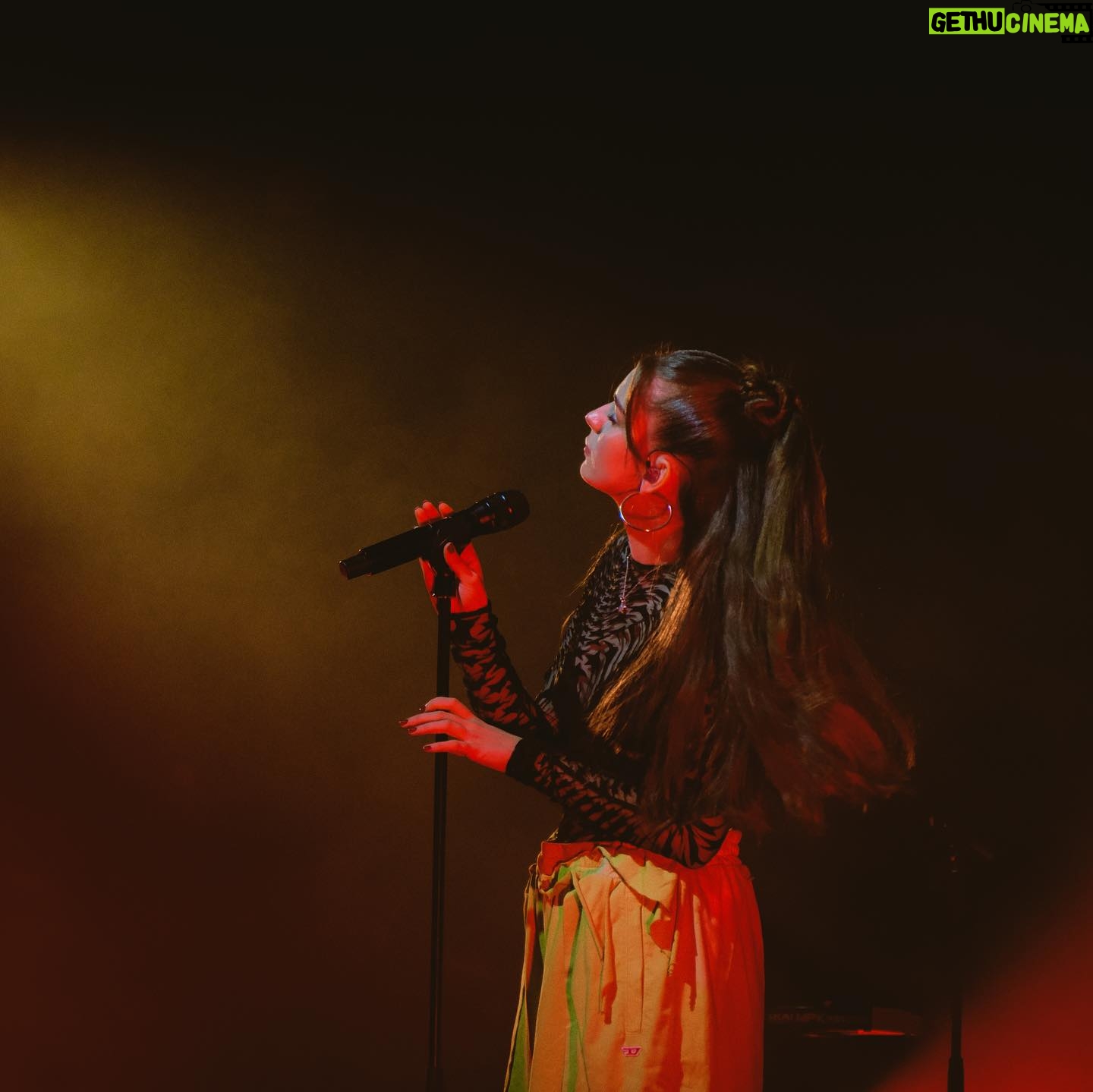 Adèle Castillon Instagram - “Plaisir Risque Dépendance” est sorti la semaine dernière, merci à tous pour vos retours… je ne m’attendais pas à un tel accueil et j’étais super émue de vous voir déjà chanter et vous approprier ces 14 nouvelles chansons… Je garderai un souvenir incroyable de cette soirée passée avec vous, Je reviens vite vers vous pour vous annoncer la suite de l’aventure PRD, En attendant je dis à demain à mes collègues nantais, j’espère que vous êtes prêts 🏄🏻♀️❤️